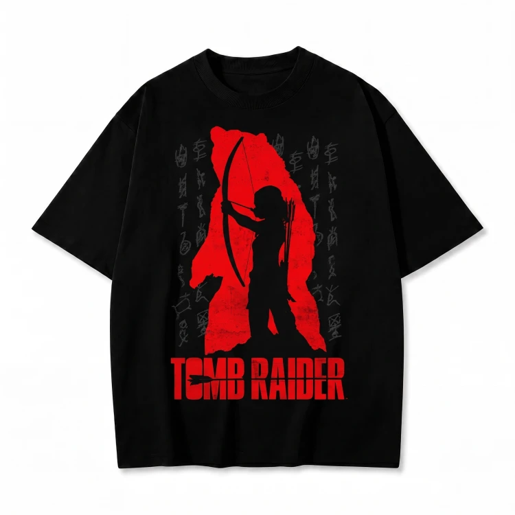 Czarna koszulka Tomb Raider z nadrukiem Lary Croft i czerwonego niedźwiedzia