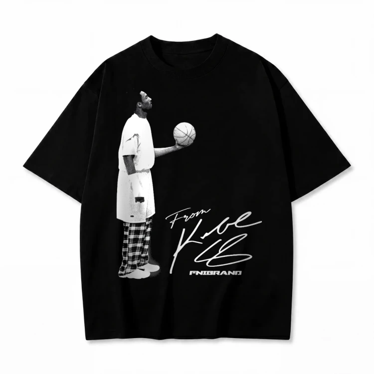Czarna koszulka Kobe Bryant z nadrukiem sylwetki z piłką i napisem From Kobe