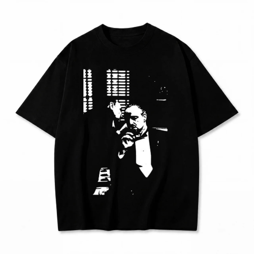 Czarna koszulka Ojciec Chrzestny z nadrukiem Don Vito Corleone w gabinecie