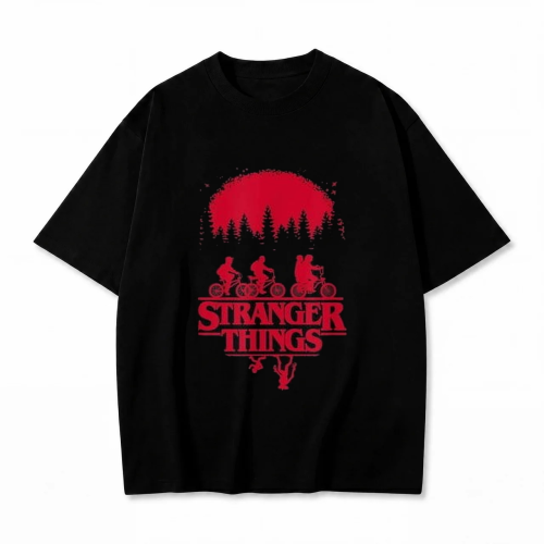 Czarna koszulka Stranger Things z nadrukiem rowerzystów na tle czerwonego lasu