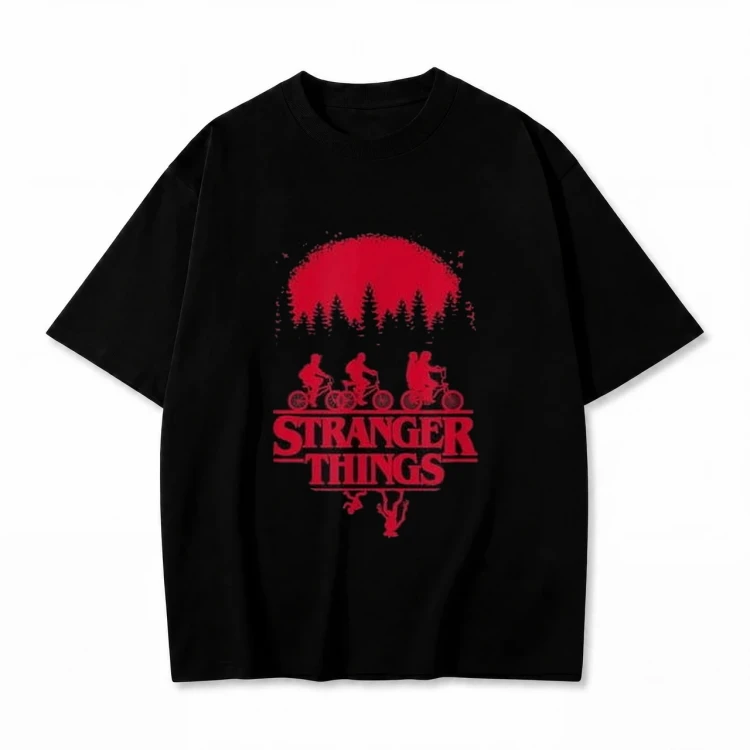 Czarna koszulka Stranger Things z nadrukiem rowerzystów na tle czerwonego lasu