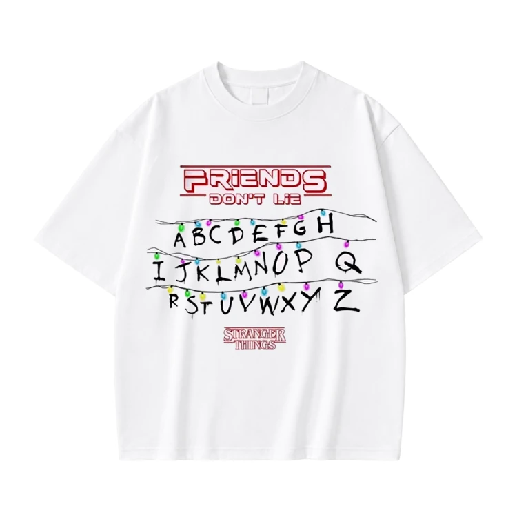 Biała koszulka Stranger Things z nadrukiem Friends Don't Lie z alfabetem i lampkami