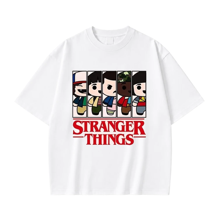 Biała koszulka Stranger Things z nadrukiem bohaterów w stylu kreskówki i logo