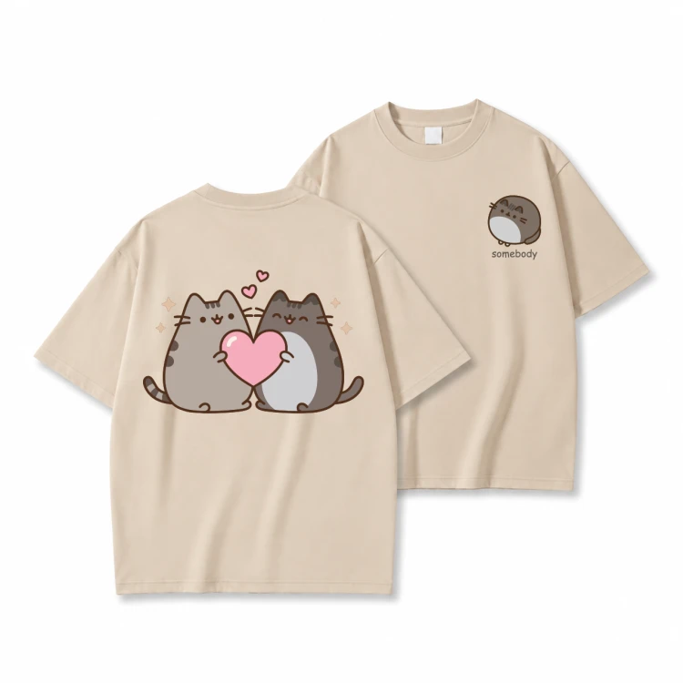 Beżowa koszulka Pusheen Somebody - kotki z serduszkiem na plecach i napis z przodu