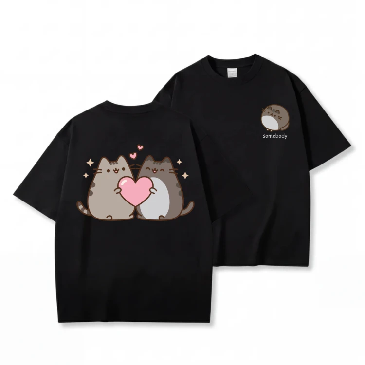 Czarna koszulka Pusheen Somebody - kotki z serduszkiem na plecach i napis z przodu