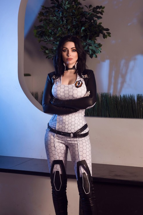 Cosplay_of_Miranda_Lawson_(Mass_Effect).jpg